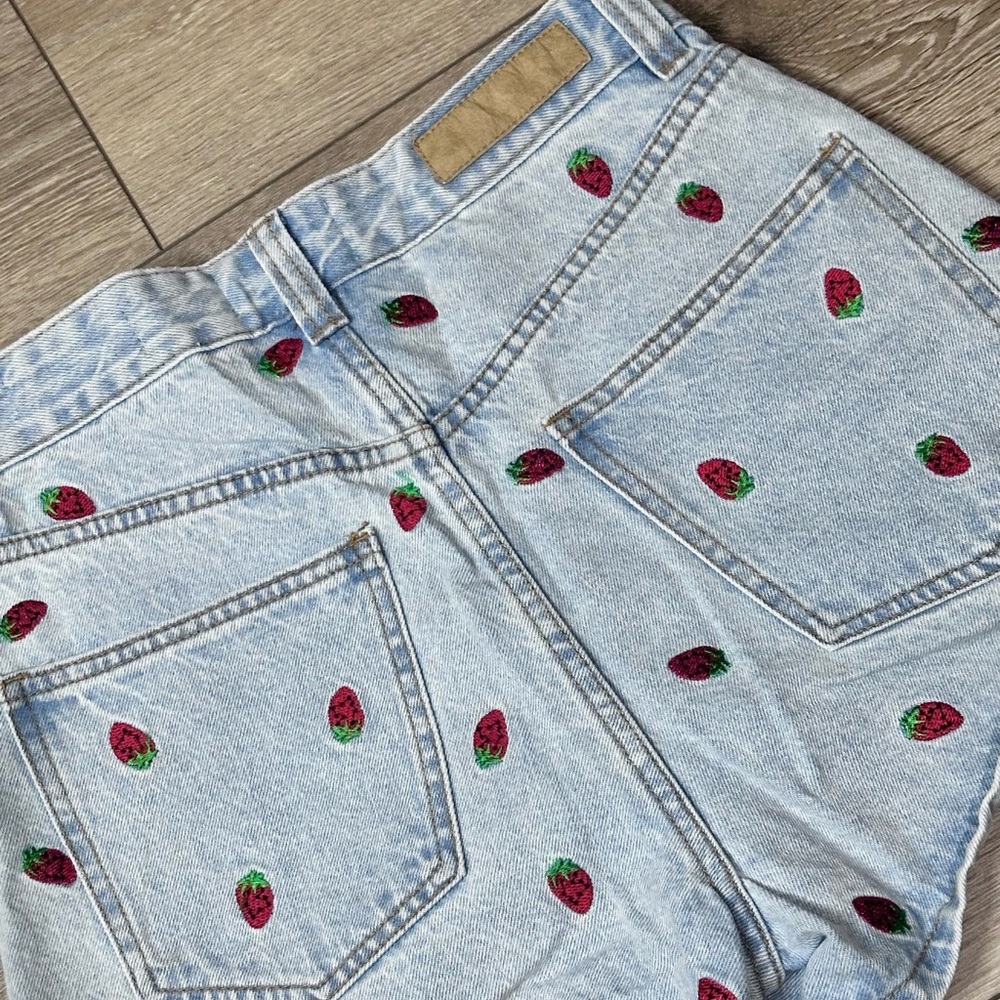 Cotton On High Rise Mom Shorts Strawberry Embroidery - Picture 14 of 14
